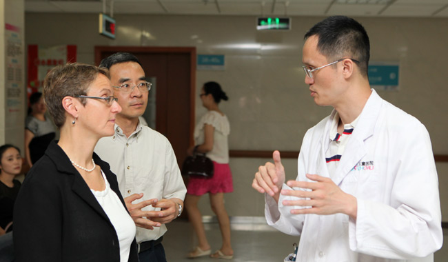Dr. Lisa Adams talks with a colleague from Xi’an Medical University.