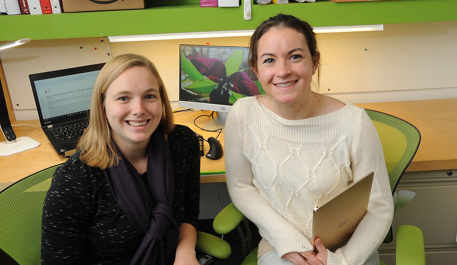 Heidi Chapman (left) and Riley Hampsch, both PhD candidates at Geisel, are recipients of 2017 Dartmouth SYNERGY/Celdara Medical High-Potential Entrepreneurs' Fellowships. (Photo by Jon Gilbert Fox)